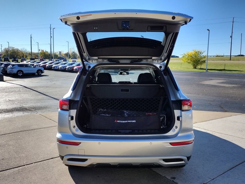 New 2025 Mitsubishi Outlander SE image 16