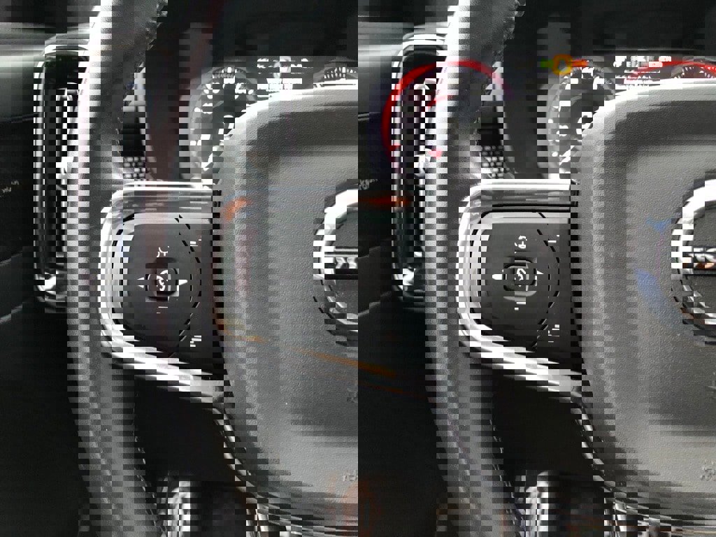 Used 2022 Volvo XC40 T5 R-Design w/ Advanced Package image 22