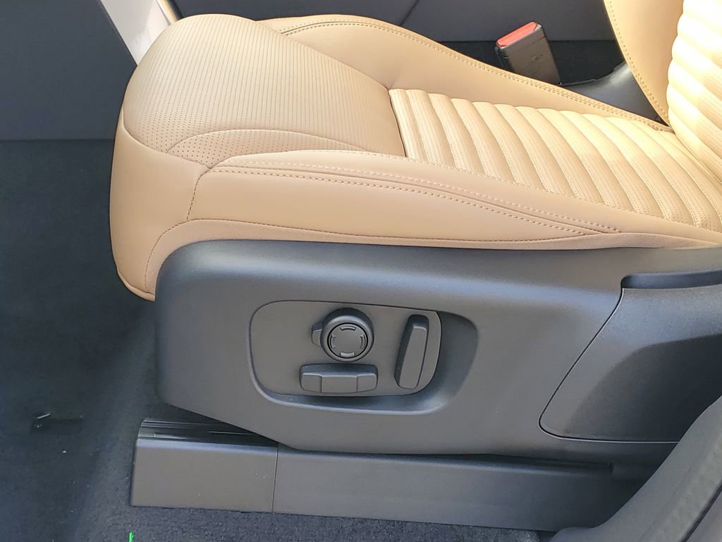 Used 2025 Land Rover Discovery Dynamic SE AWD/4WD image 12