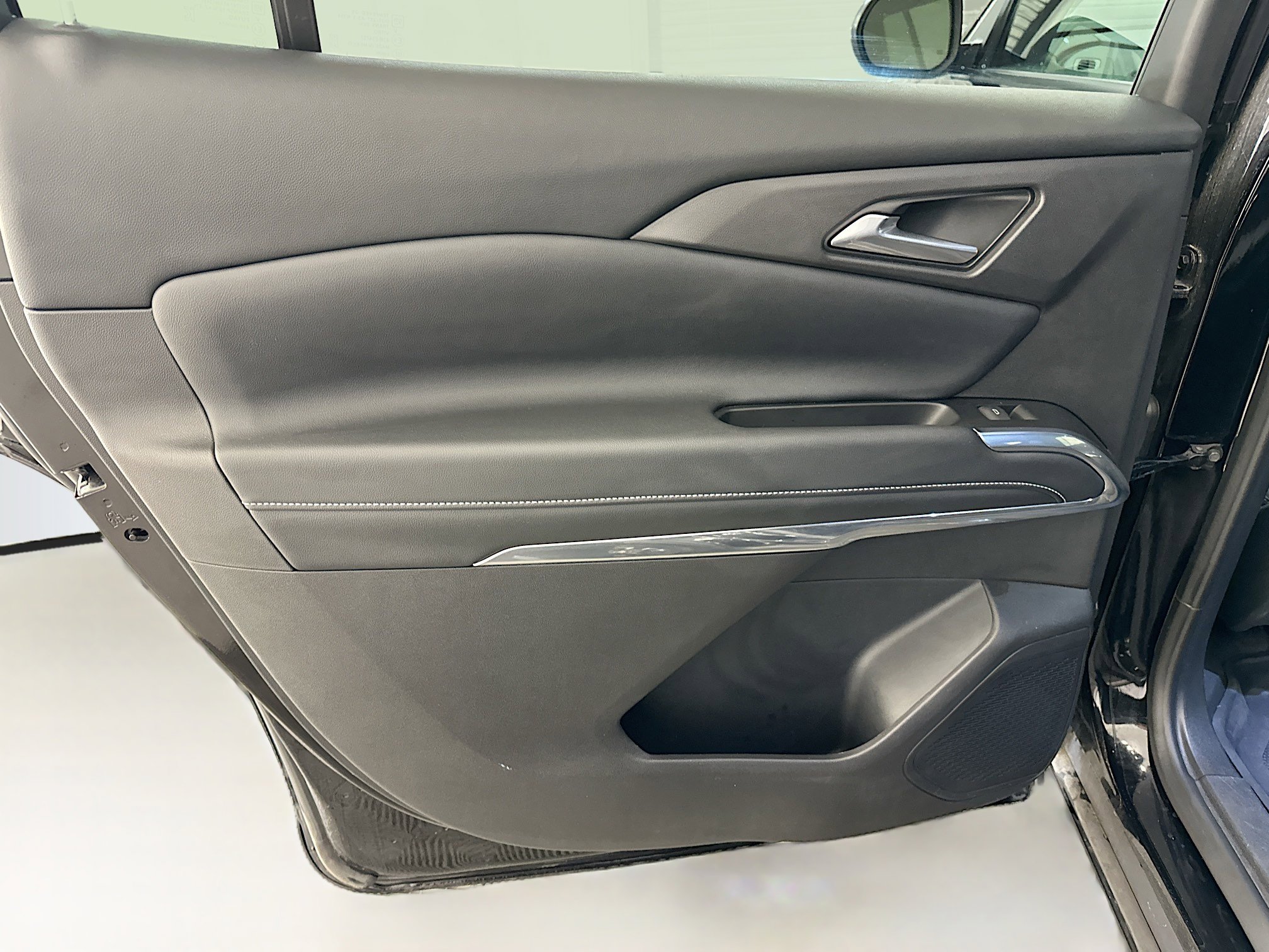 Used 2025 Chevrolet Traverse LT w/ Sun and Wheel Package image 28