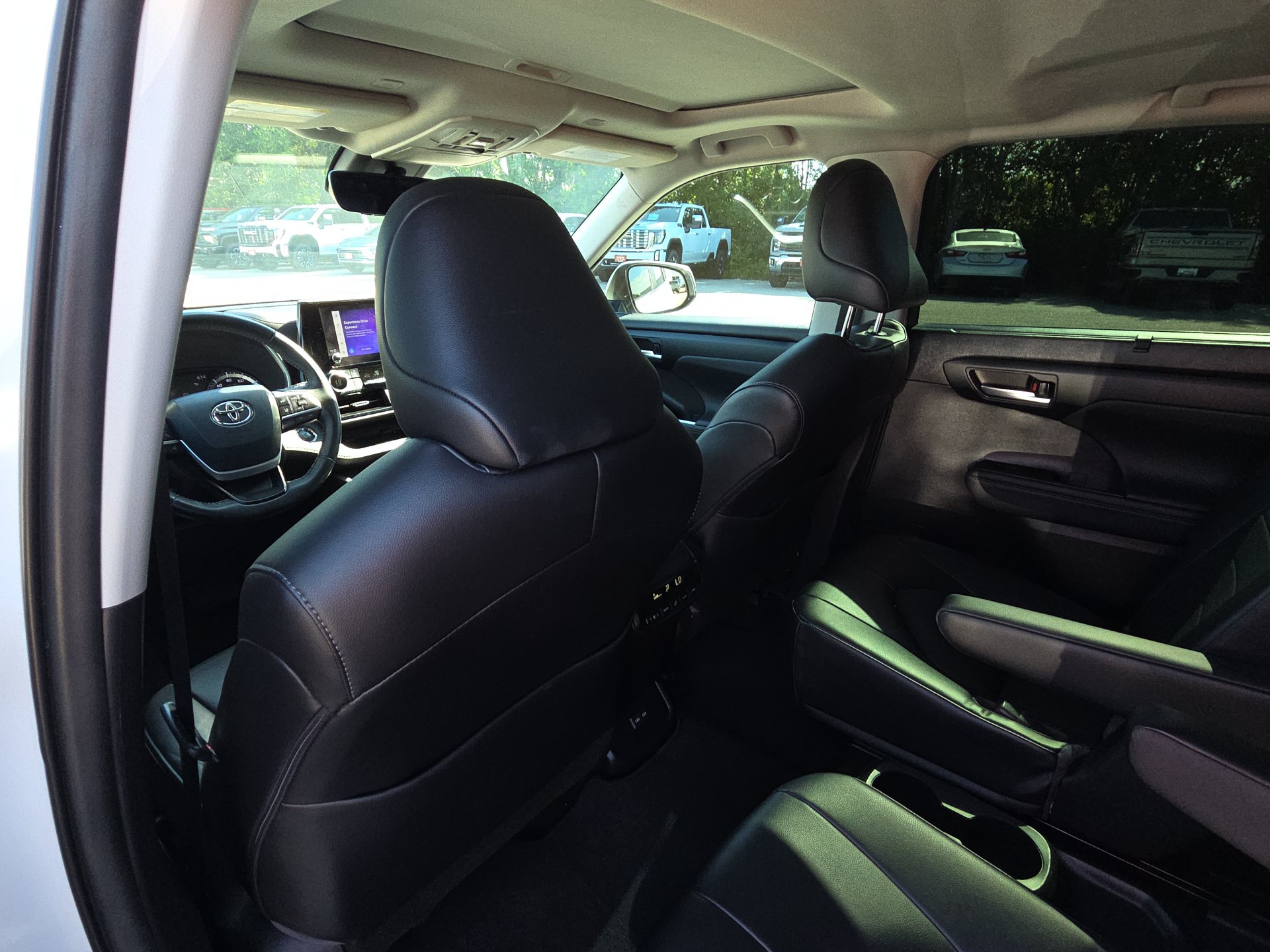 Used 2023 Toyota Highlander XLE AWD/4WD image 28