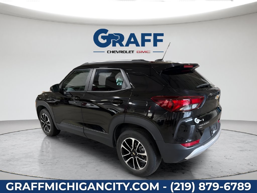 Used 2025 Chevrolet TrailBlazer LT AWD/4WD image 3