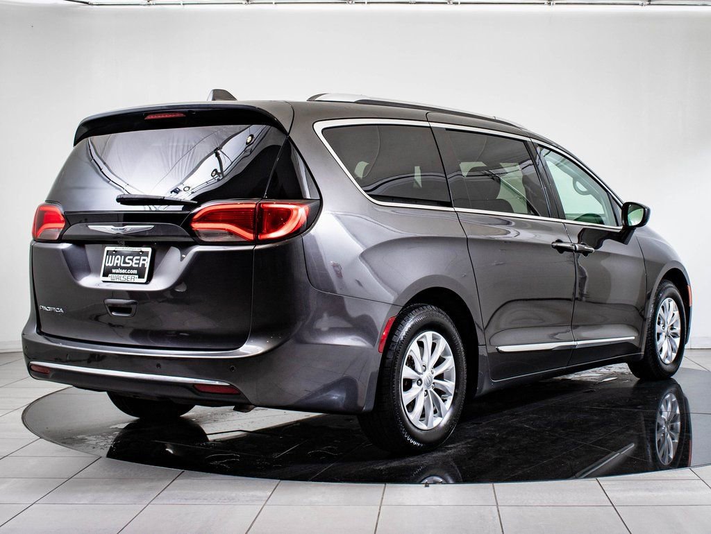 Used 2019 Chrysler Pacifica Touring-L image 7