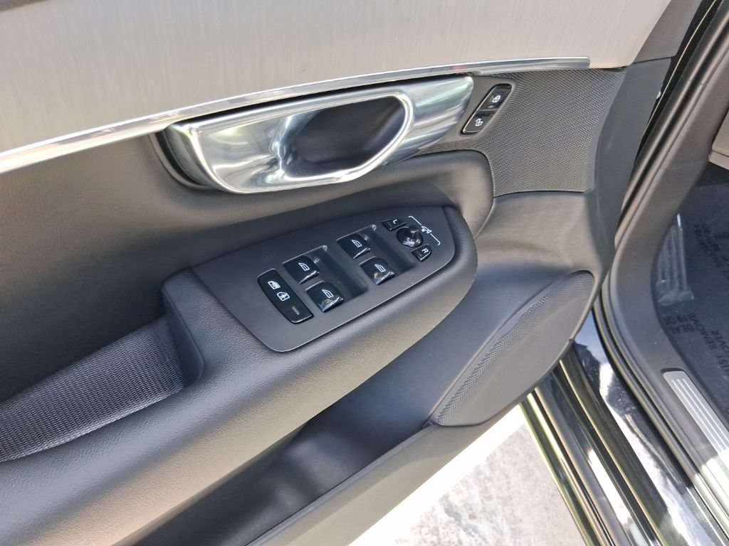 Certified 2025 Volvo XC90 B5 Core w/ Protection Package Premier AWD/4WD image 16