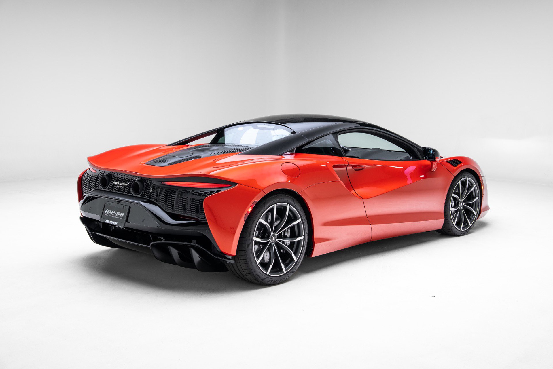 Used 2024 McLaren Artura image 21