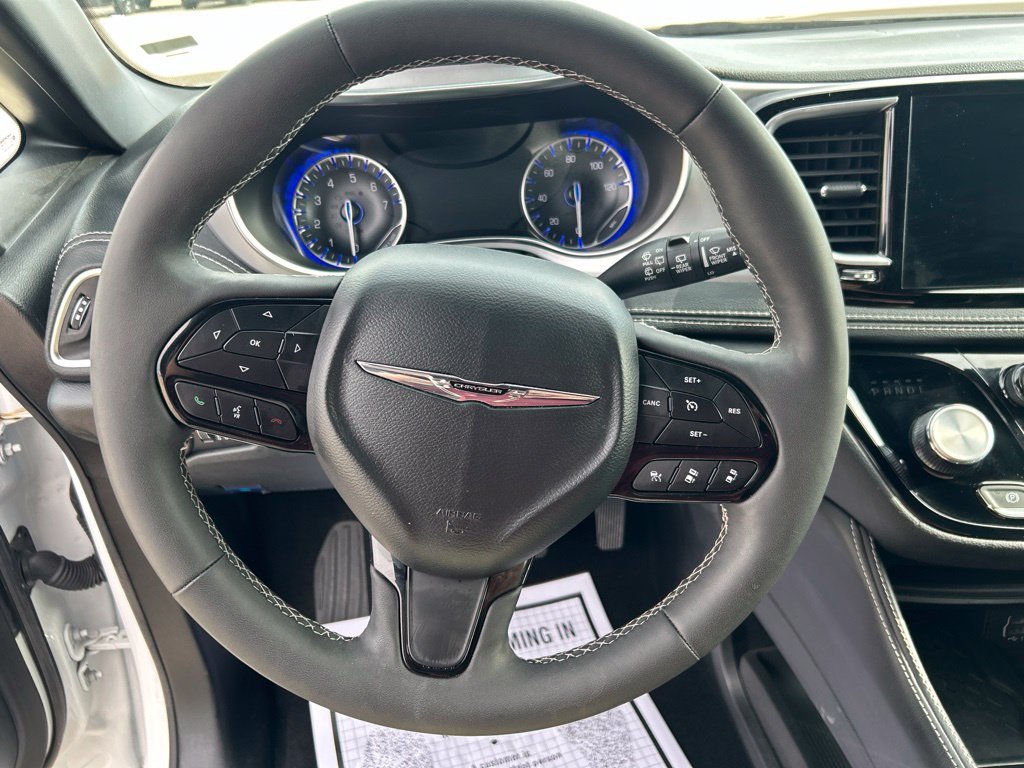 Used 2025 Chrysler Pacifica Limited FWD image 18