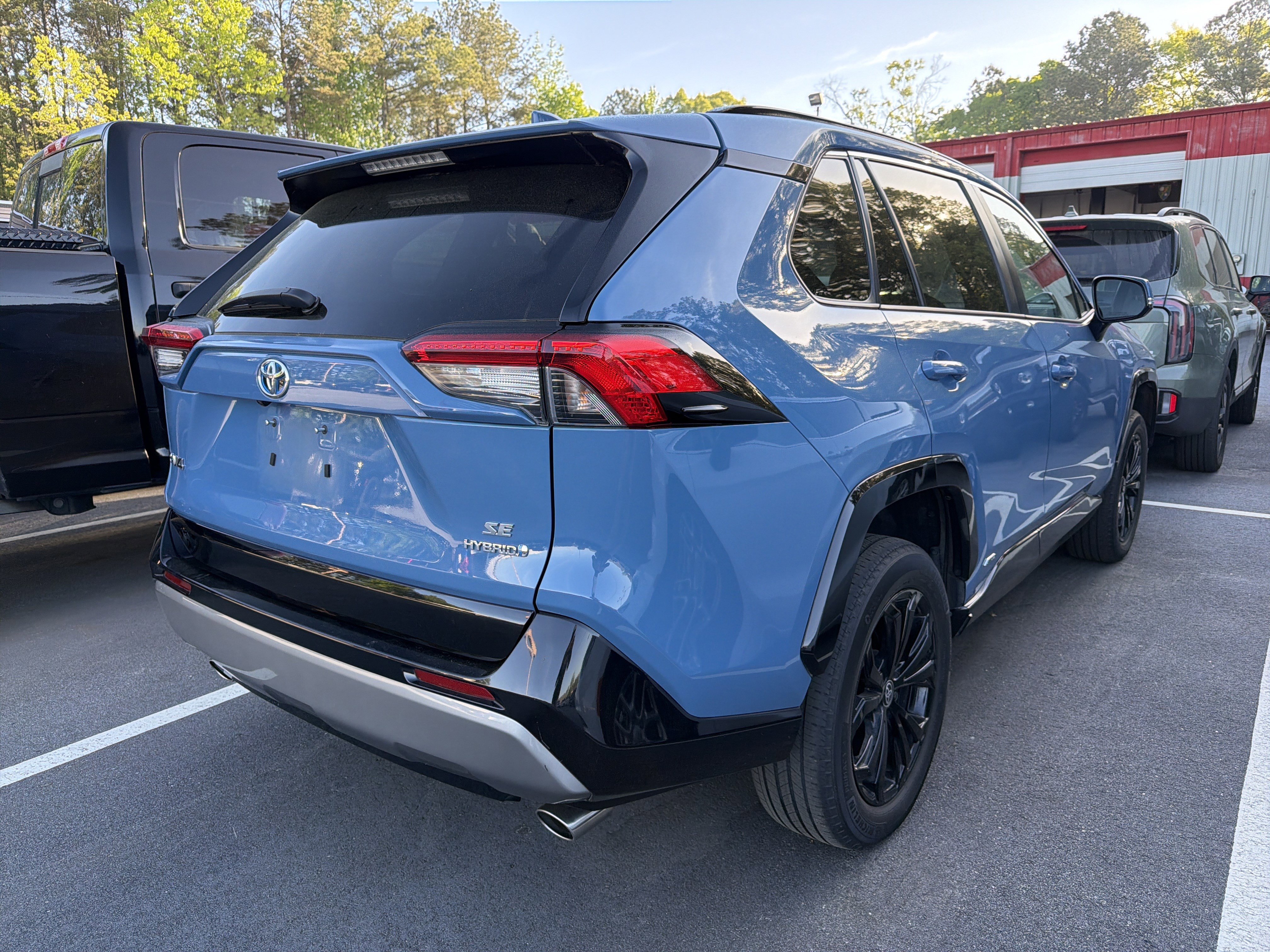 Used 2022 Toyota RAV4 SE image 3