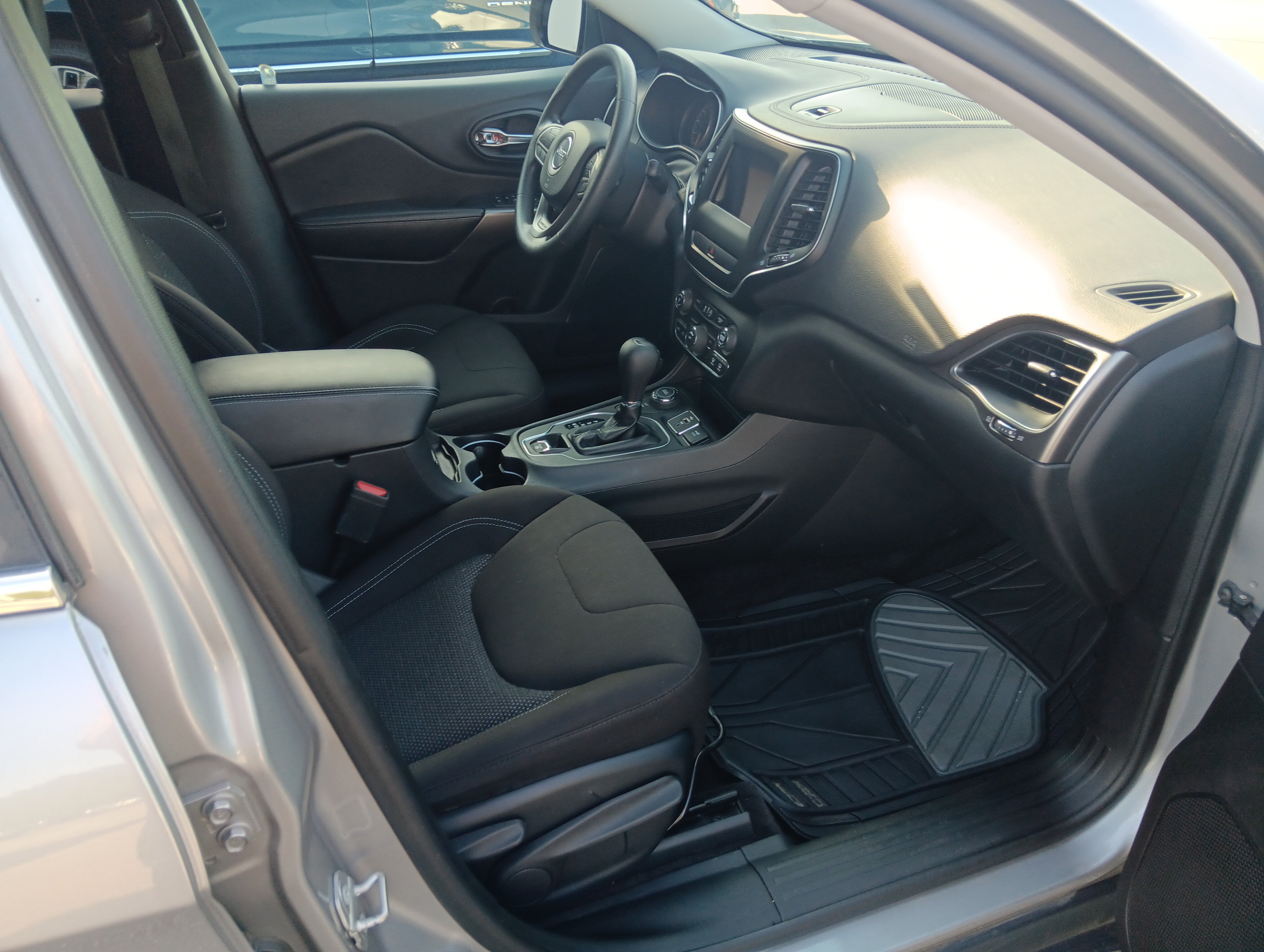 Used 2019 Jeep Cherokee Latitude w/ Popular Appearance Group AWD/4WD image 20