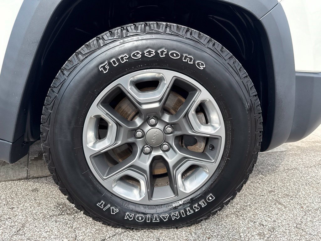Used 2019 Jeep Cherokee Trailhawk w/ Cold Weather Group AWD/4WD image 38