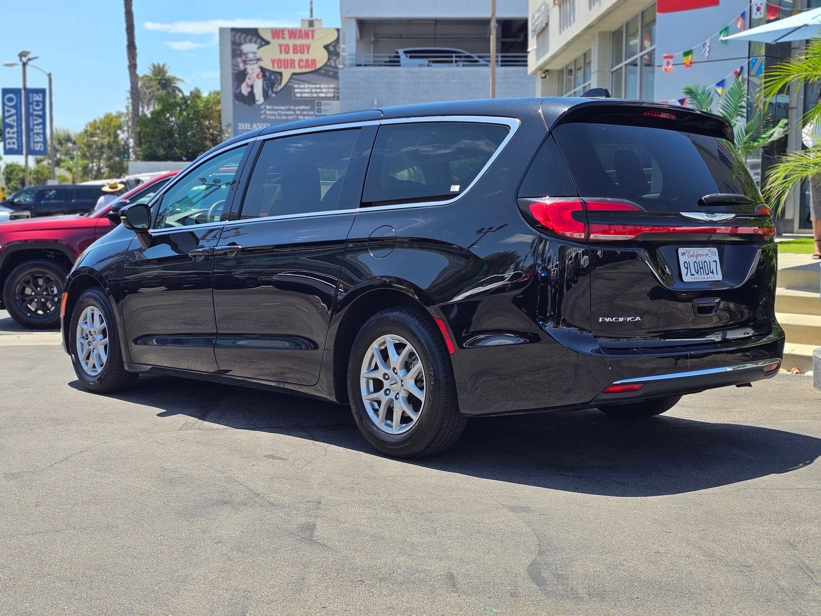 Used 2024 Chrysler Pacifica Touring-L FWD image 5