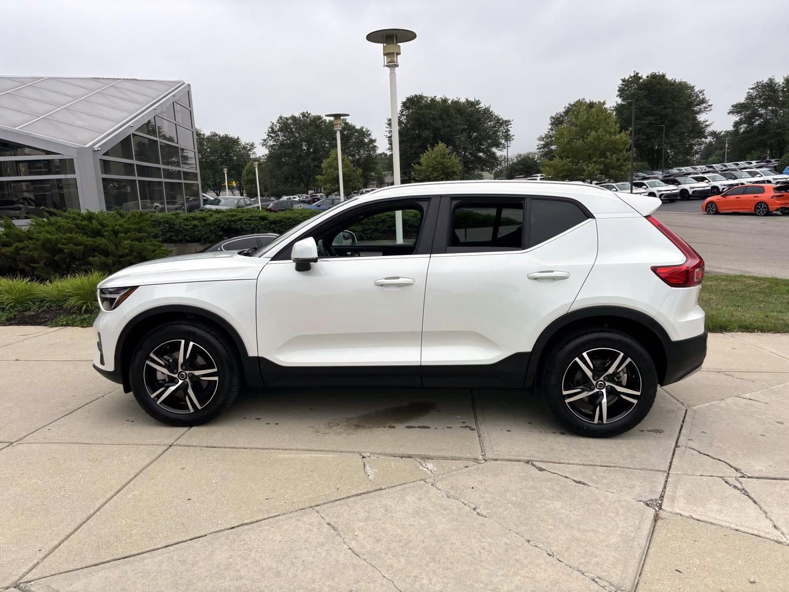 Used 2025 Volvo XC40 B5 Core image 4