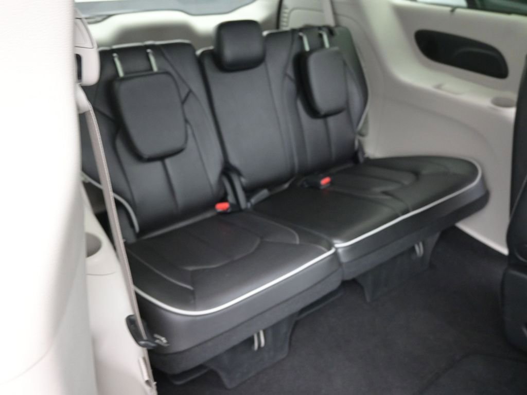 Used 2023 Chrysler Pacifica Limited AWD/4WD image 20