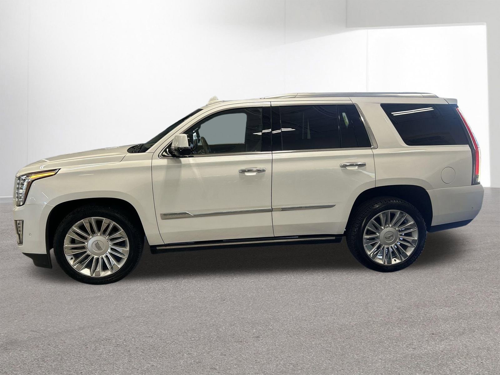 Used 2018 Cadillac Escalade Platinum AWD/4WD image 35