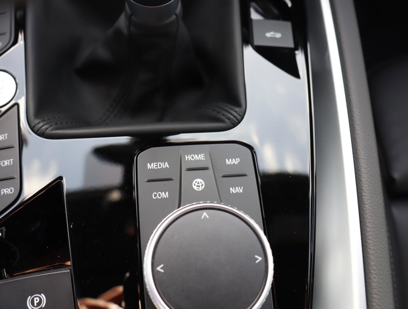 Used 2025 BMW Z4 M40i w/ Premium Package image 16