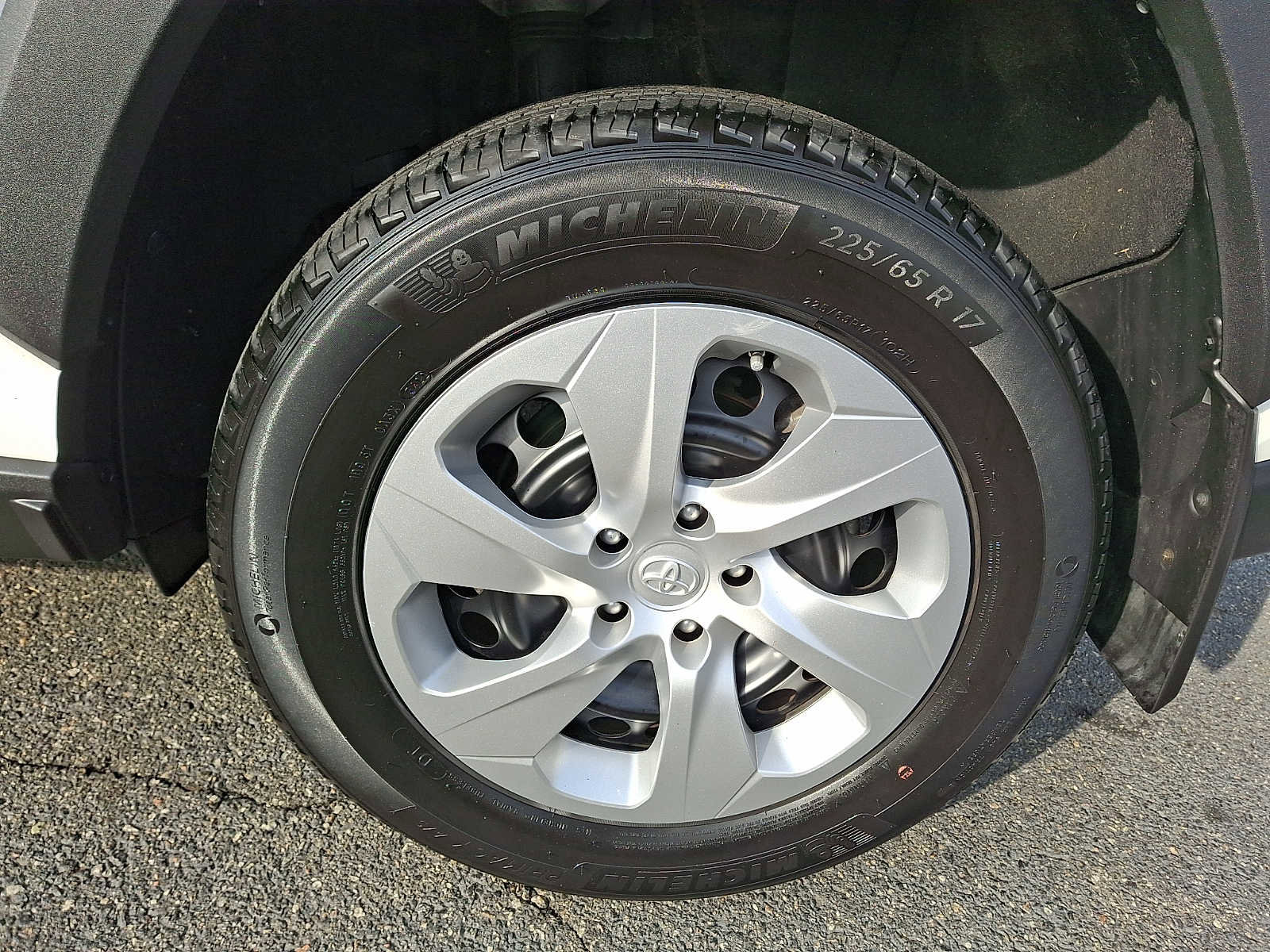 Used 2022 Toyota RAV4 LE image 8