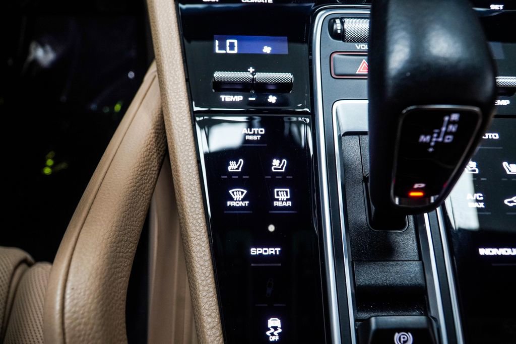 Used 2023 Porsche Cayenne Platinum Edition image 22