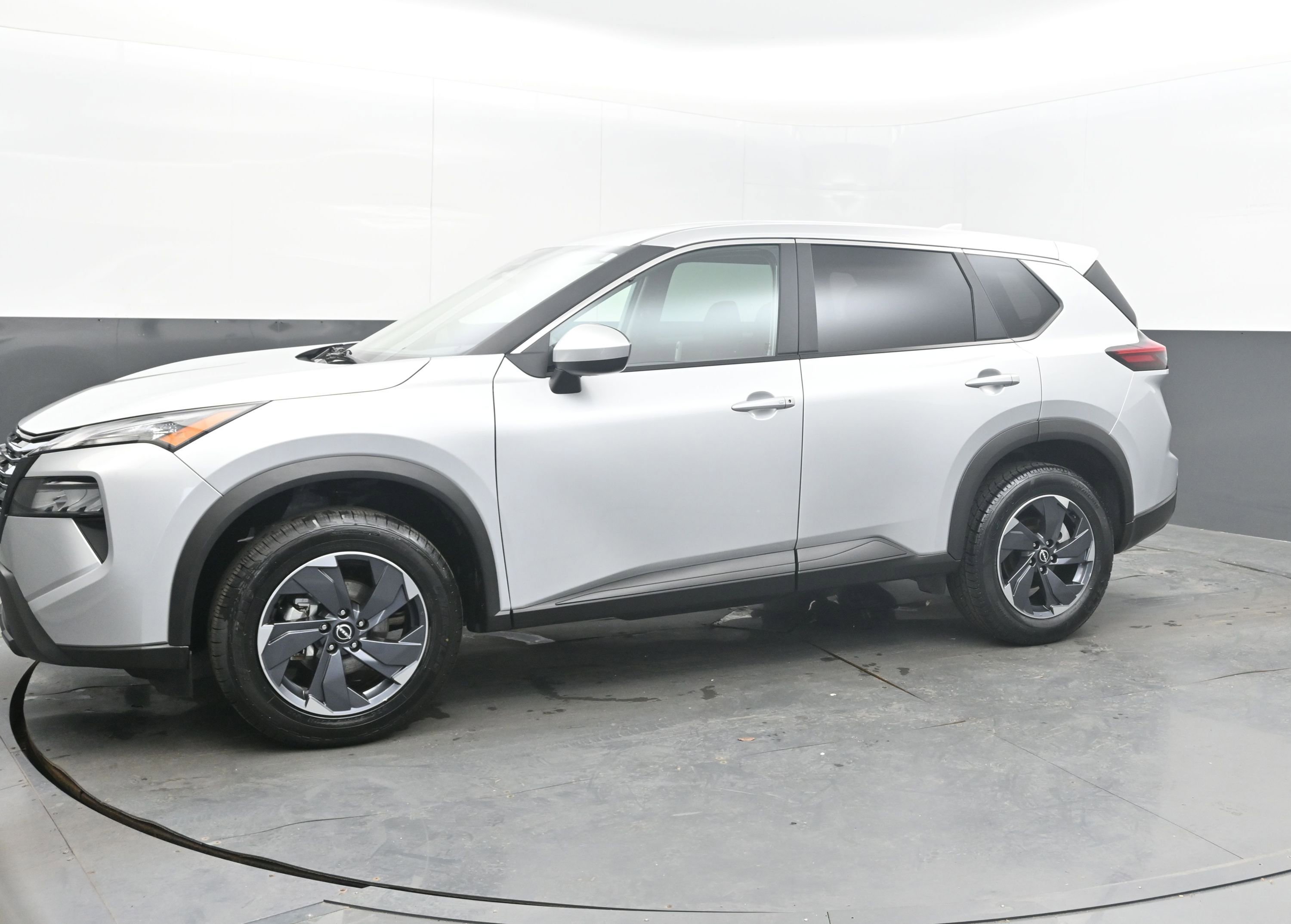 Used 2025 Nissan Rogue SV image 5