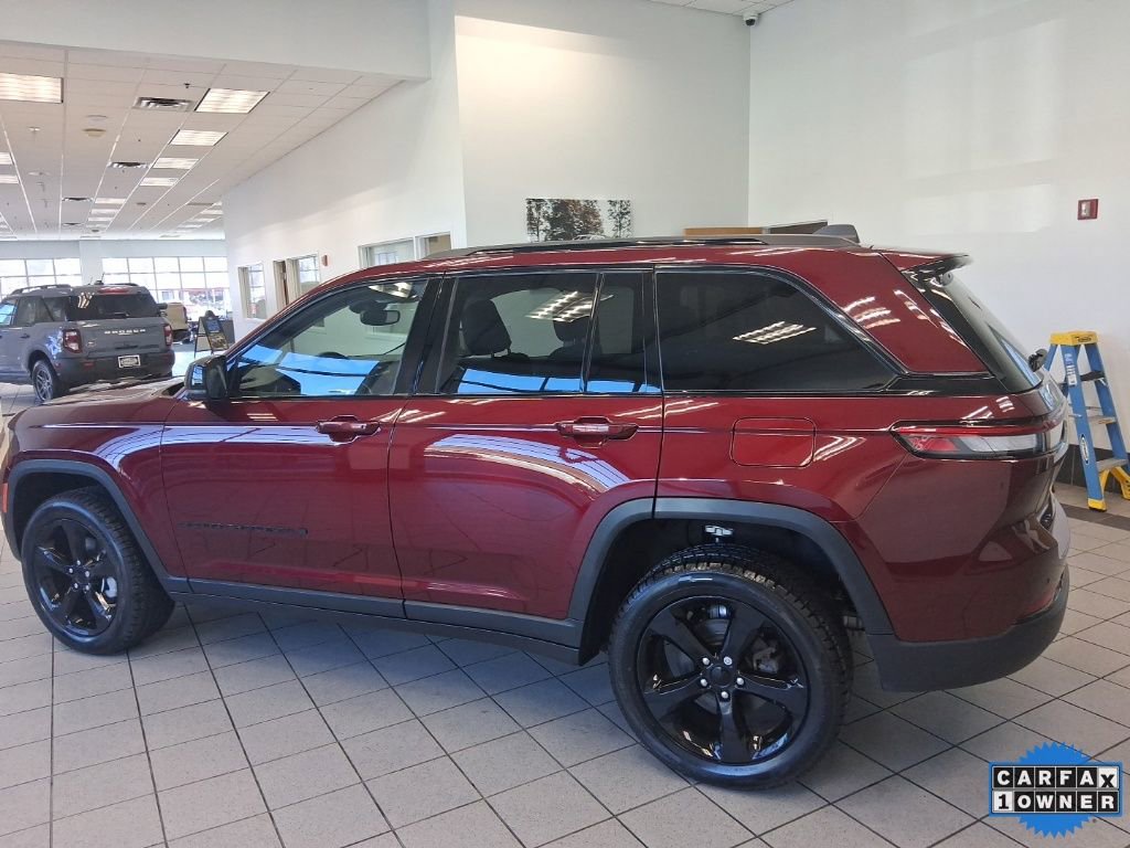 Used 2023 Jeep Grand Cherokee Limited w/ Black Appearance Package image 7