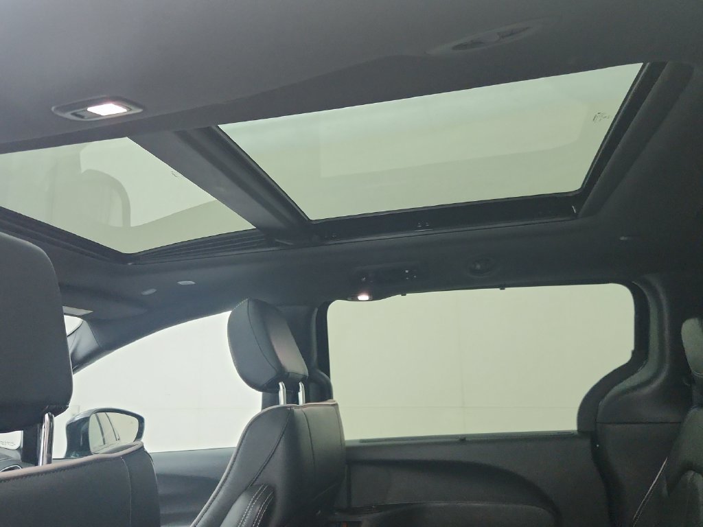 Certified 2025 Chrysler Pacifica Limited FWD image 35