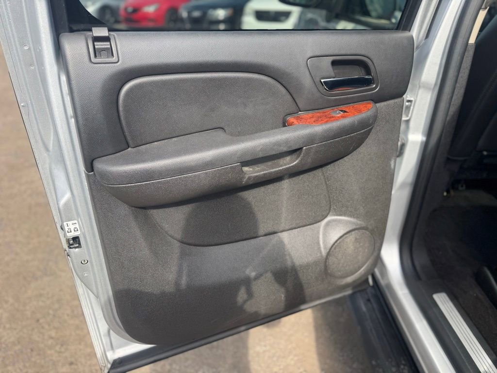 Used 2013 Chevrolet Avalanche LTZ image 23