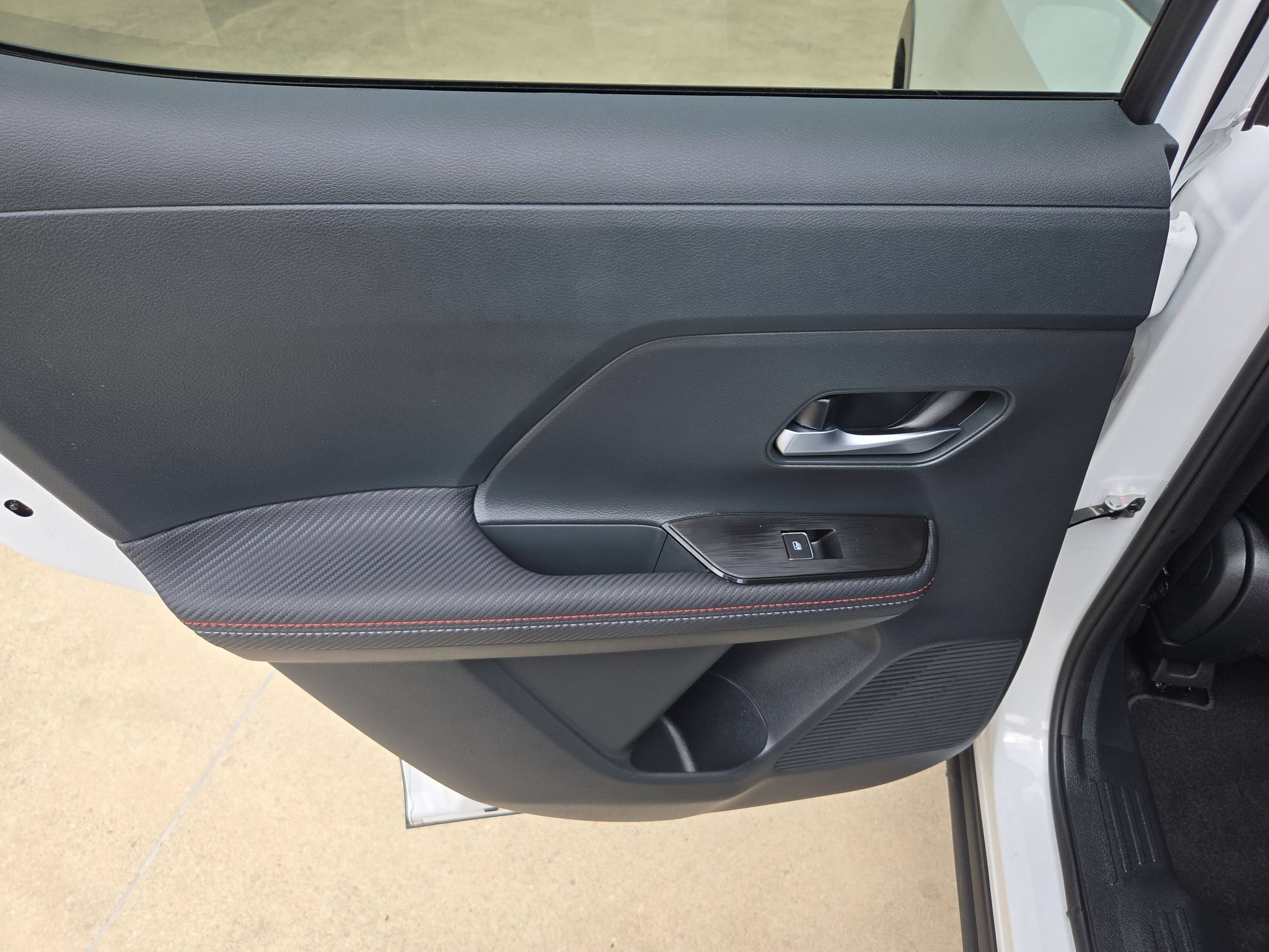 Certified 2025 Nissan Kicks SR FWD image 14