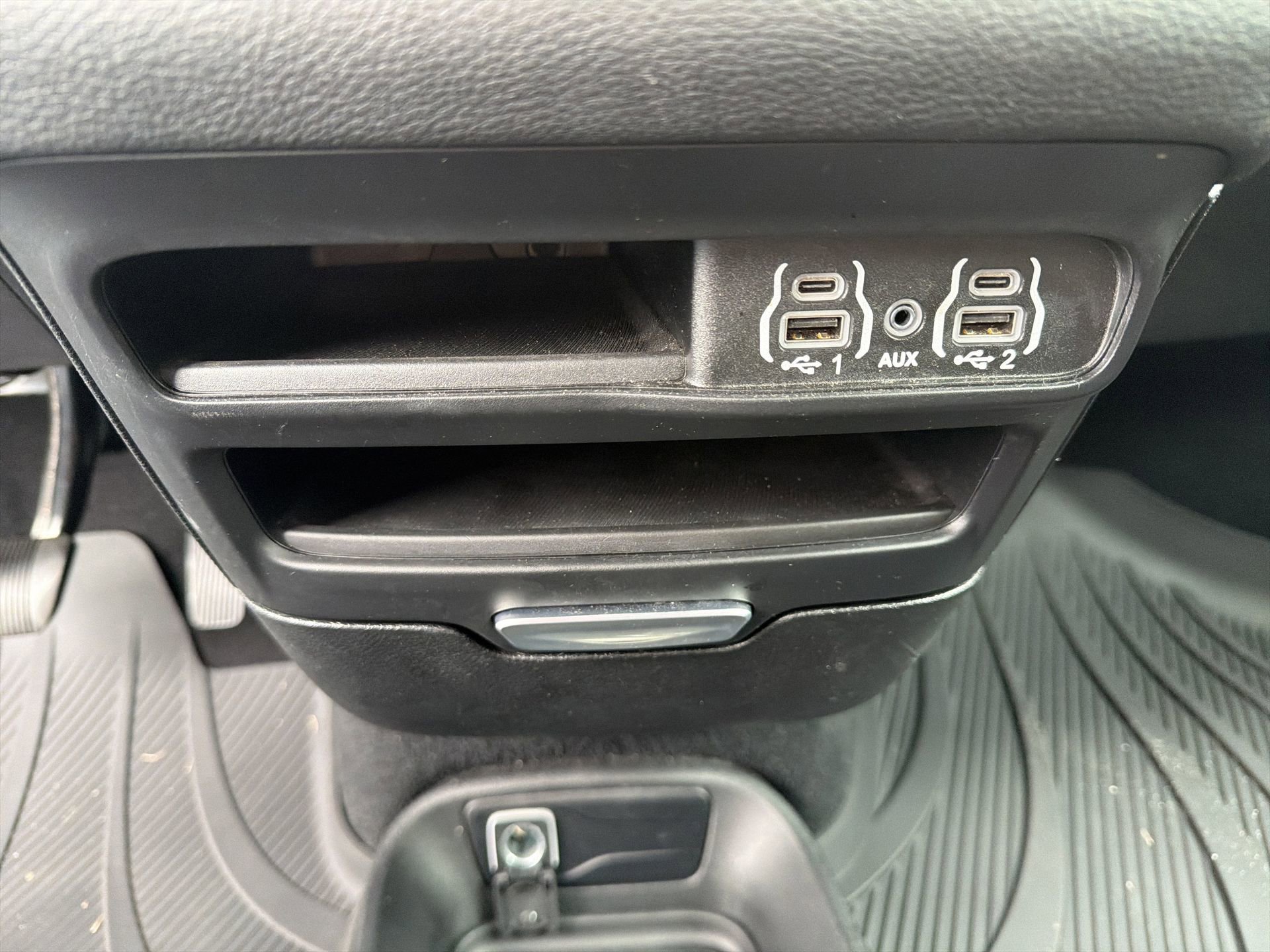 Used 2023 Chrysler Pacifica Touring image 10