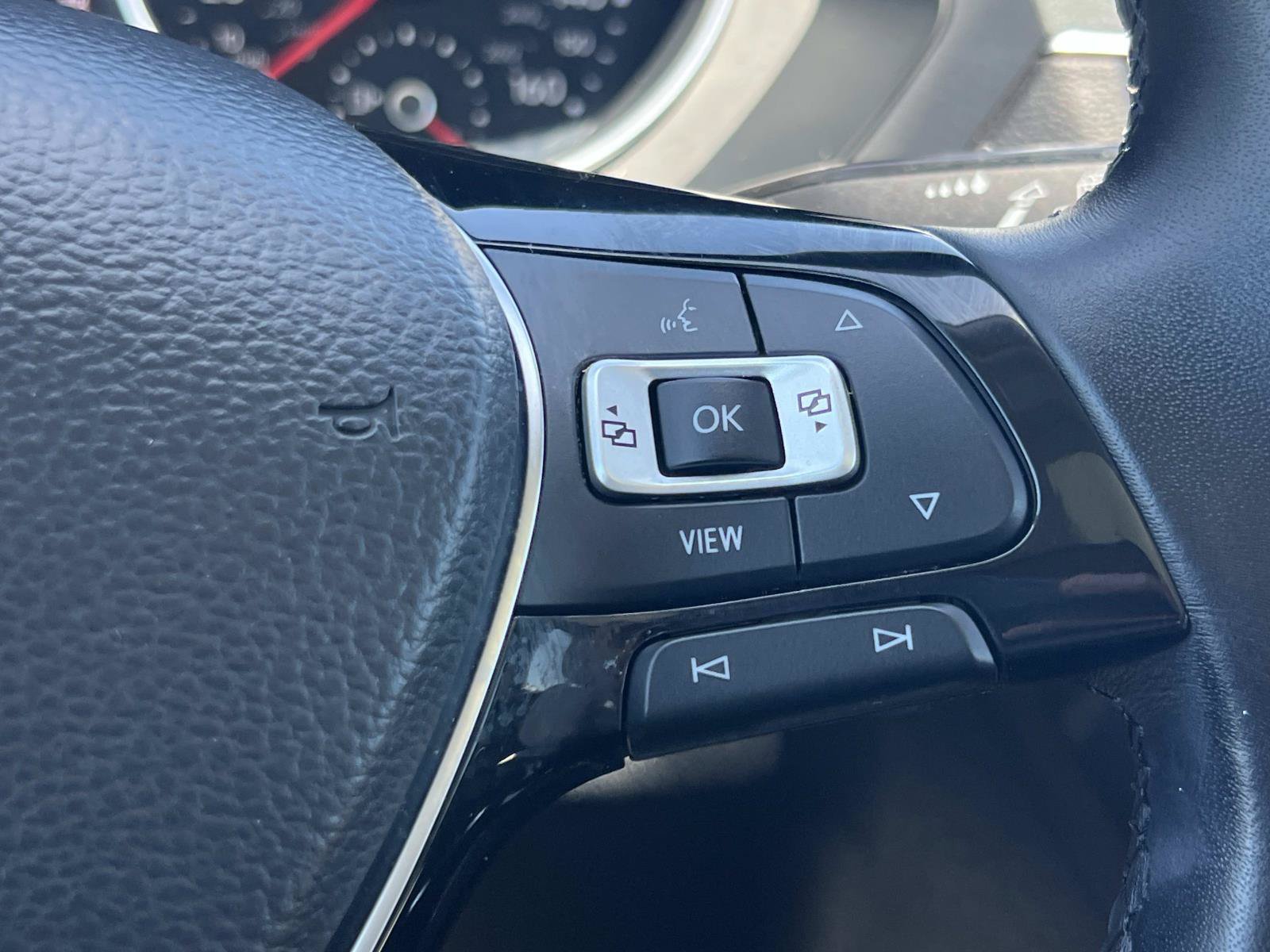 Used 2019 Volkswagen Tiguan SE w/ Panoramic Sunroof Package FWD image 10