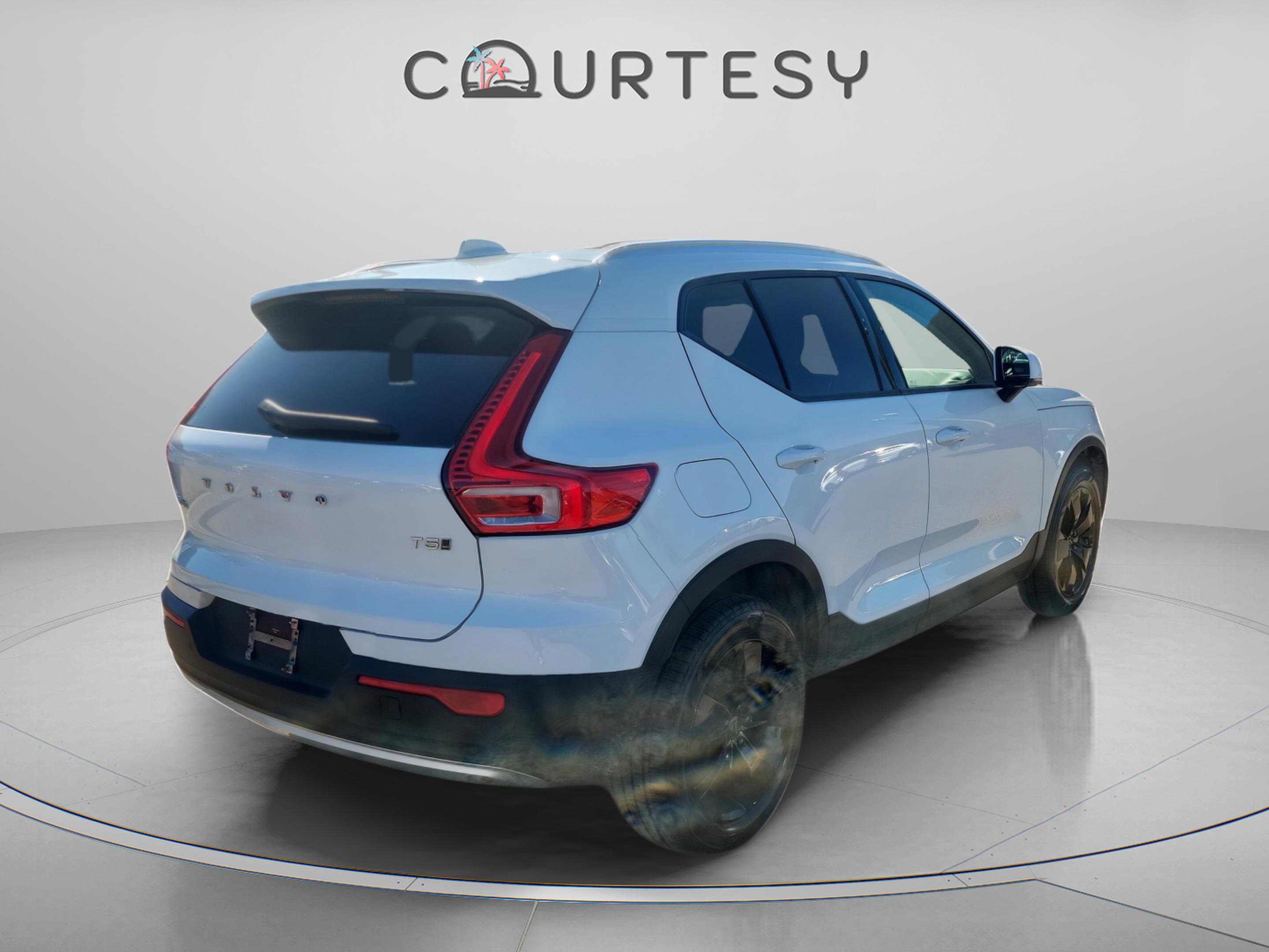 Used 2020 Volvo XC40 T5 Momentum w/ Protection Package Premier image 3