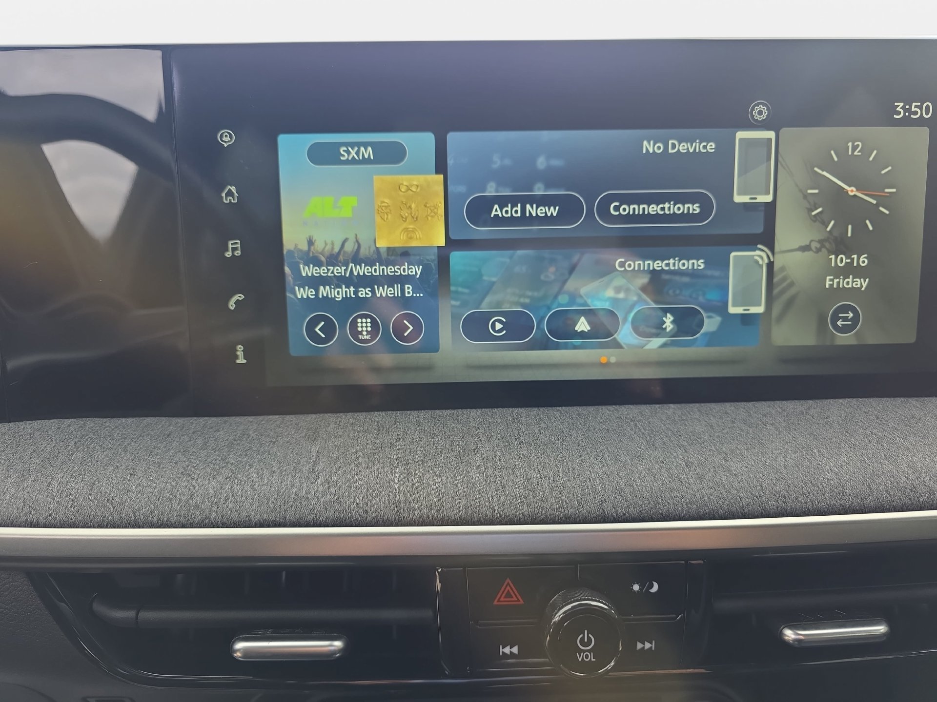 Certified 2025 Nissan Kicks SV FWD image 19