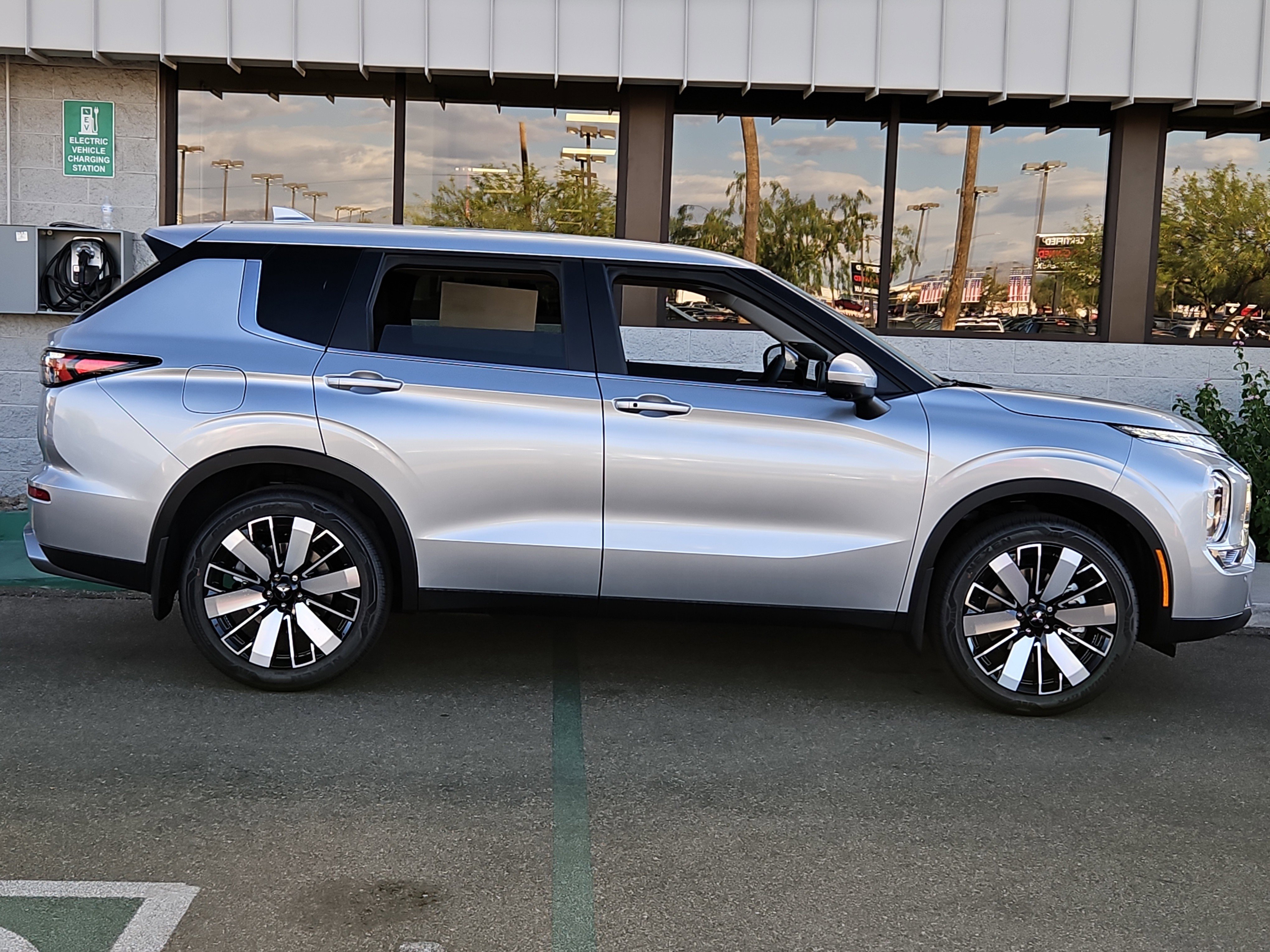 New 2025 Mitsubishi Outlander SE image 5