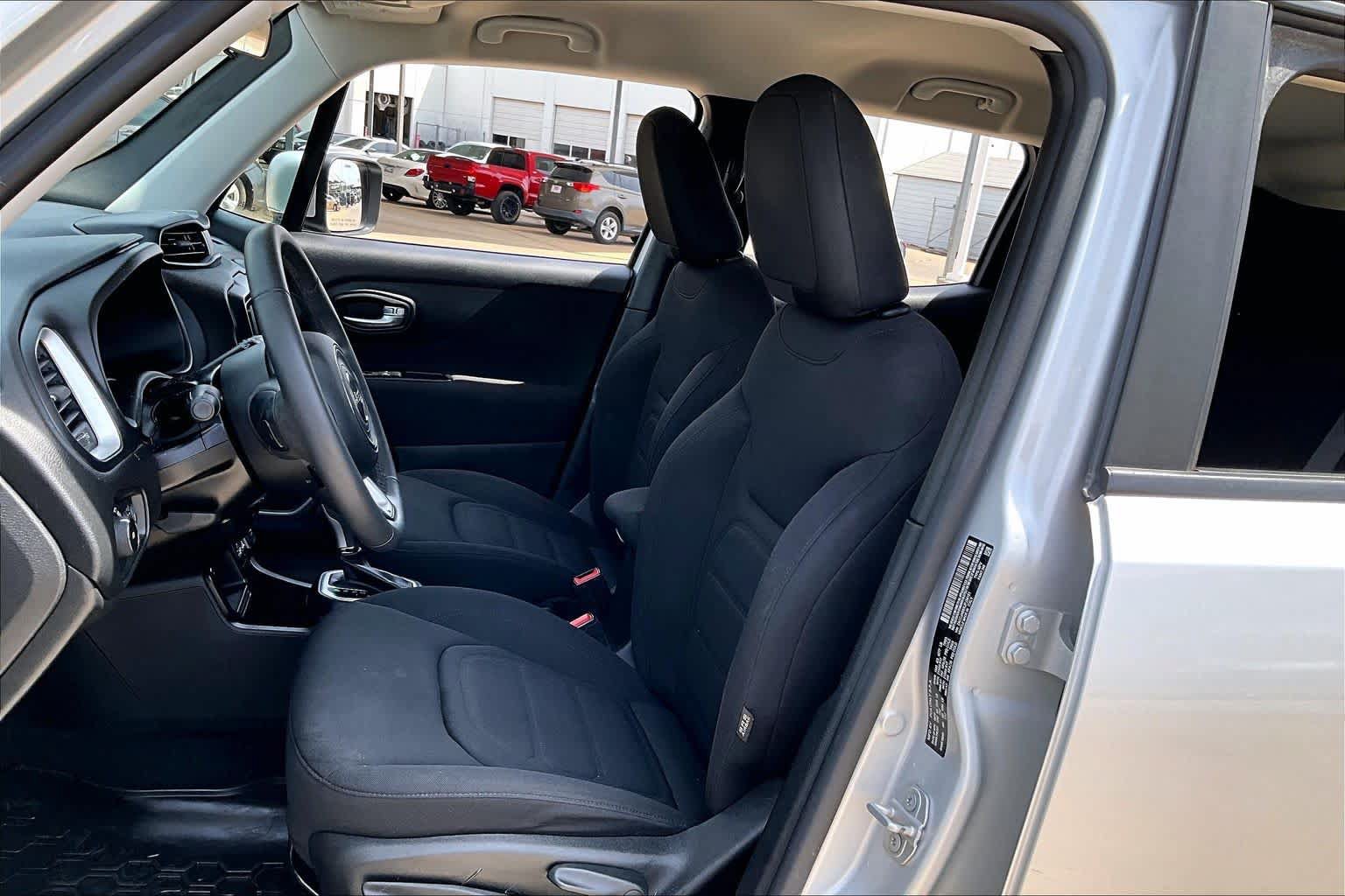 Used 2018 Jeep Renegade Latitude FWD image 8