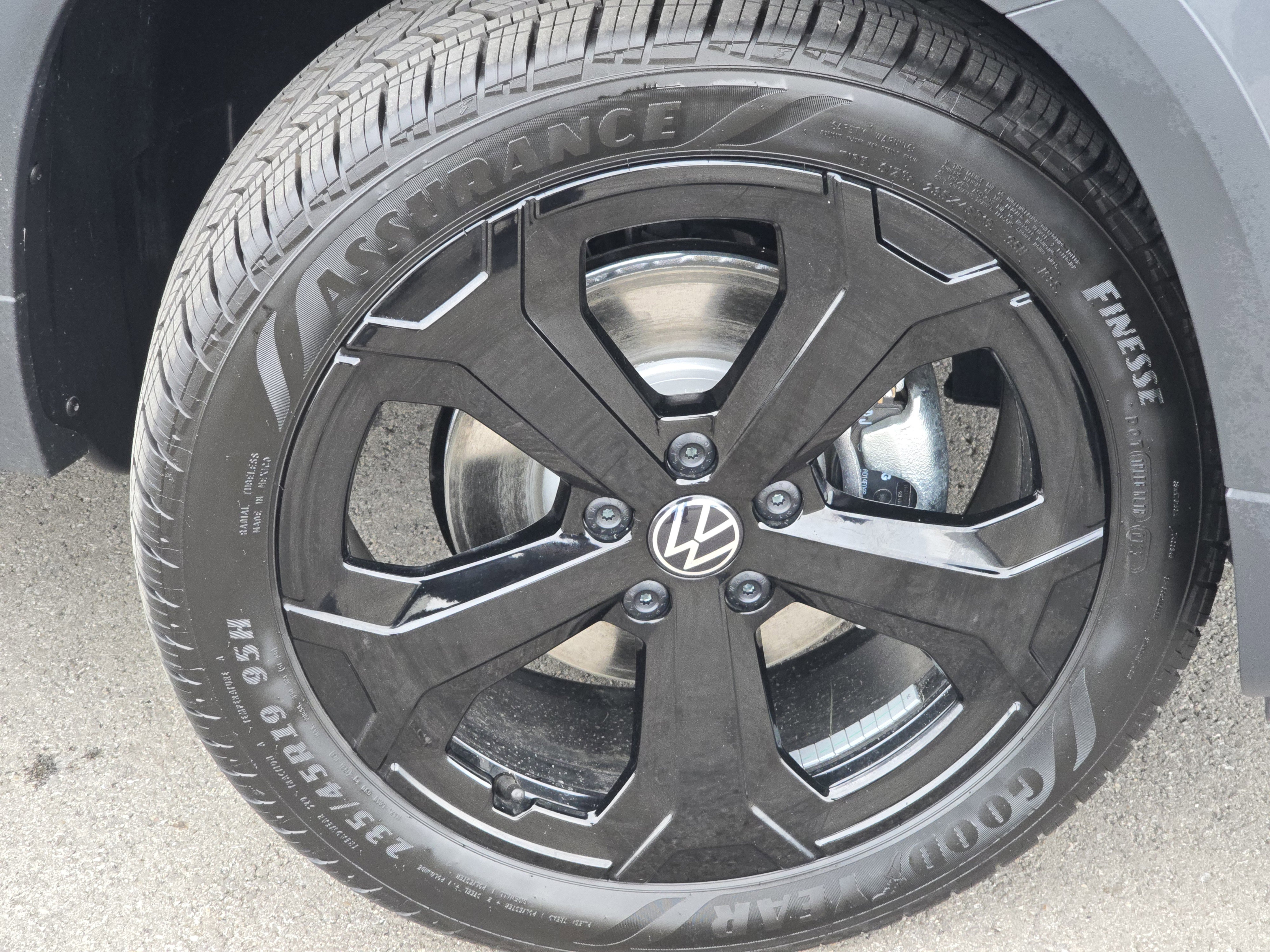 New 2025 Volkswagen Taos SEL image 18