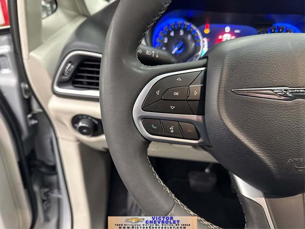 Used 2024 Chrysler Pacifica Touring-L image 28