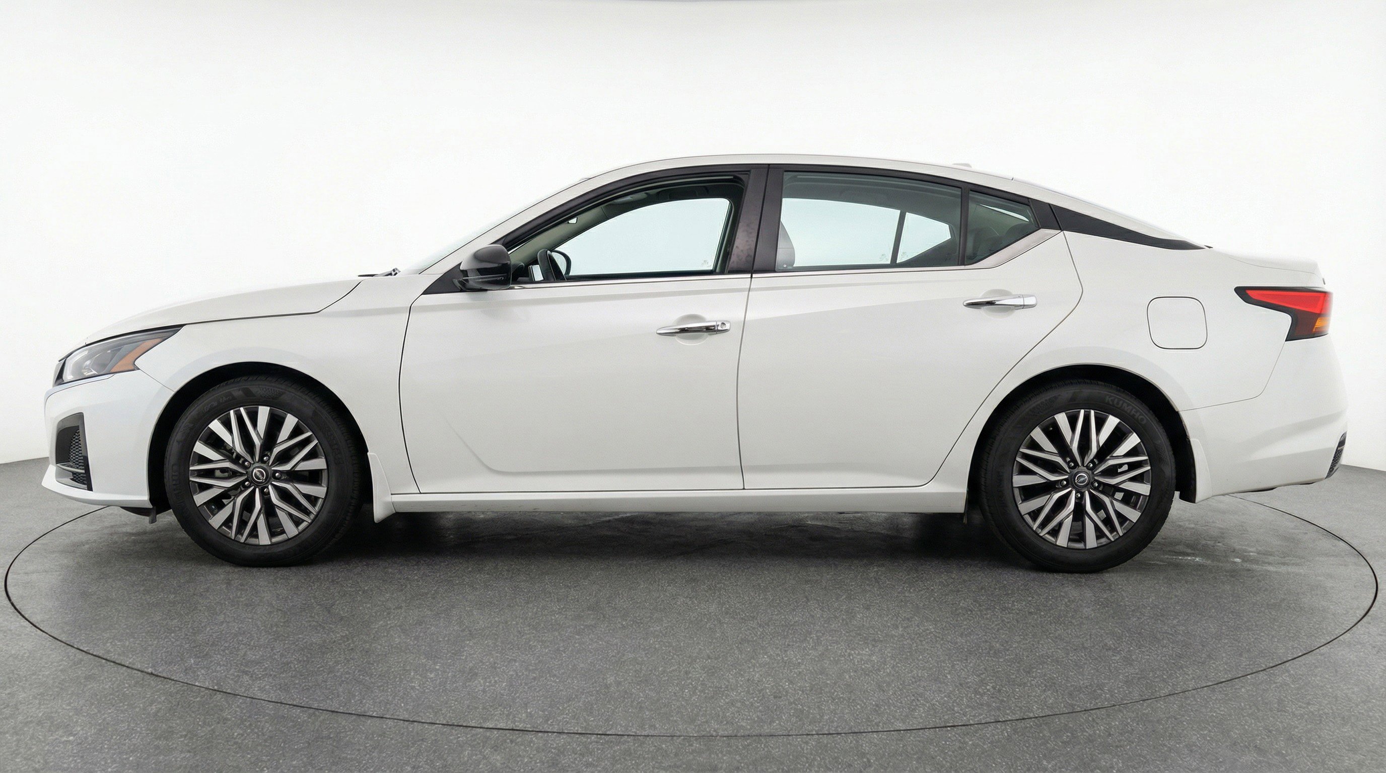 Used 2025 Nissan Altima 2.5 SV image 5