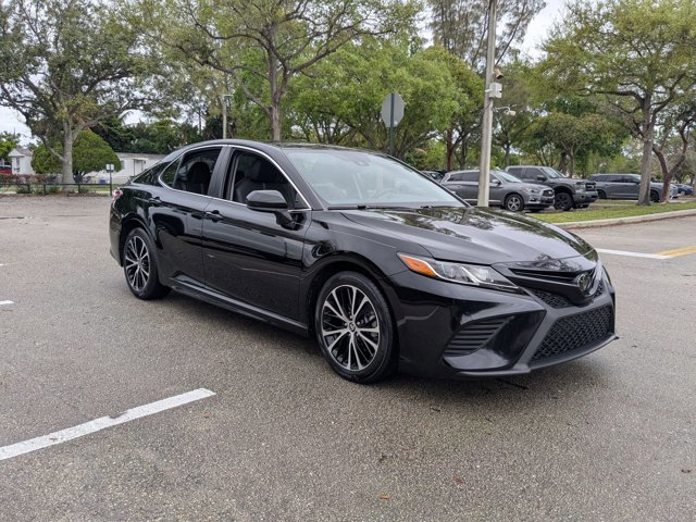 Used 2020 Toyota Camry SE image 3