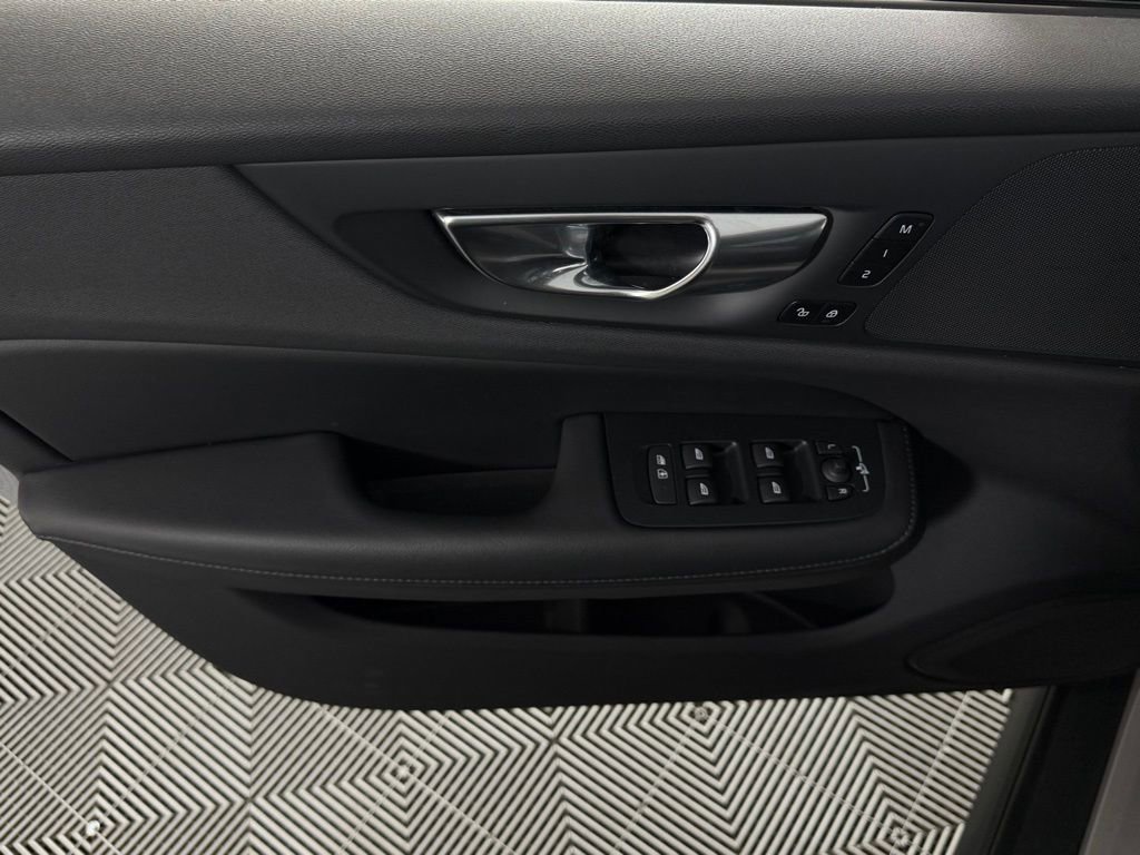 Used 2025 Volvo V60 B5 Cross Country Plus image 27