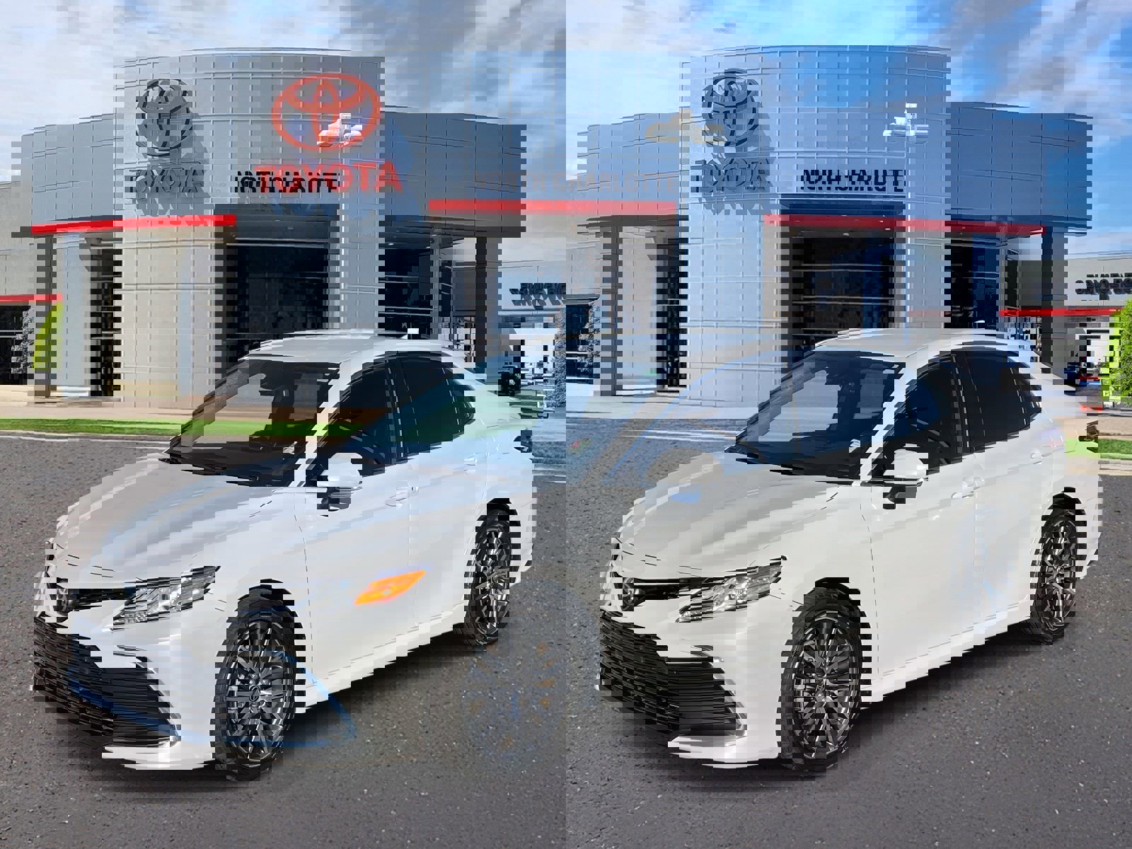 Used 2021 Toyota Camry XLE image 4