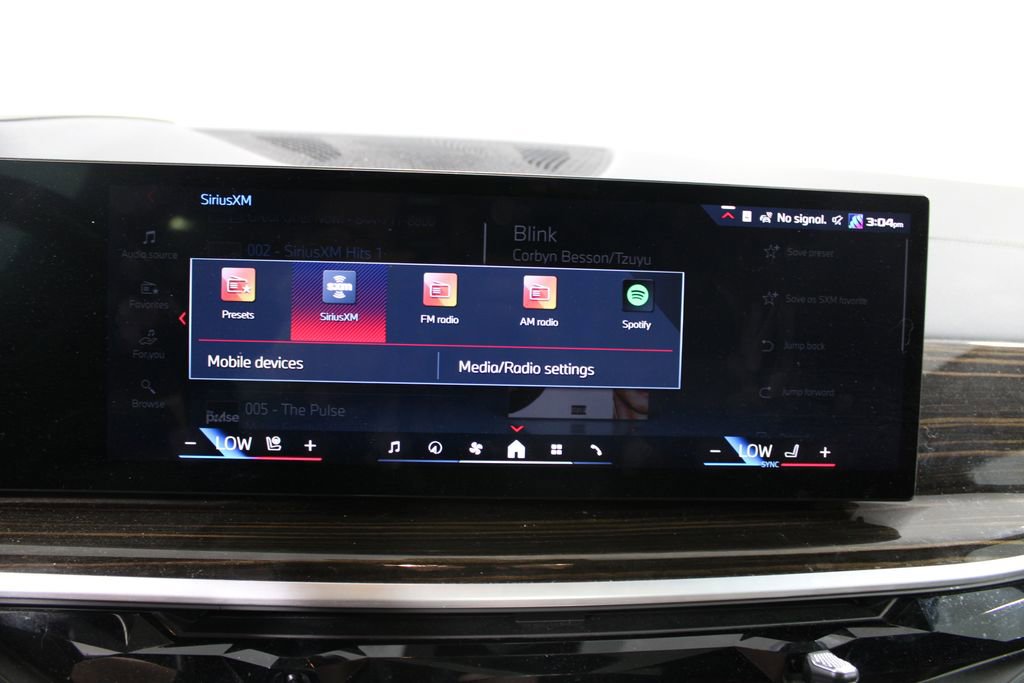 Used 2024 BMW X7 M60i w/ Executive Package image 32