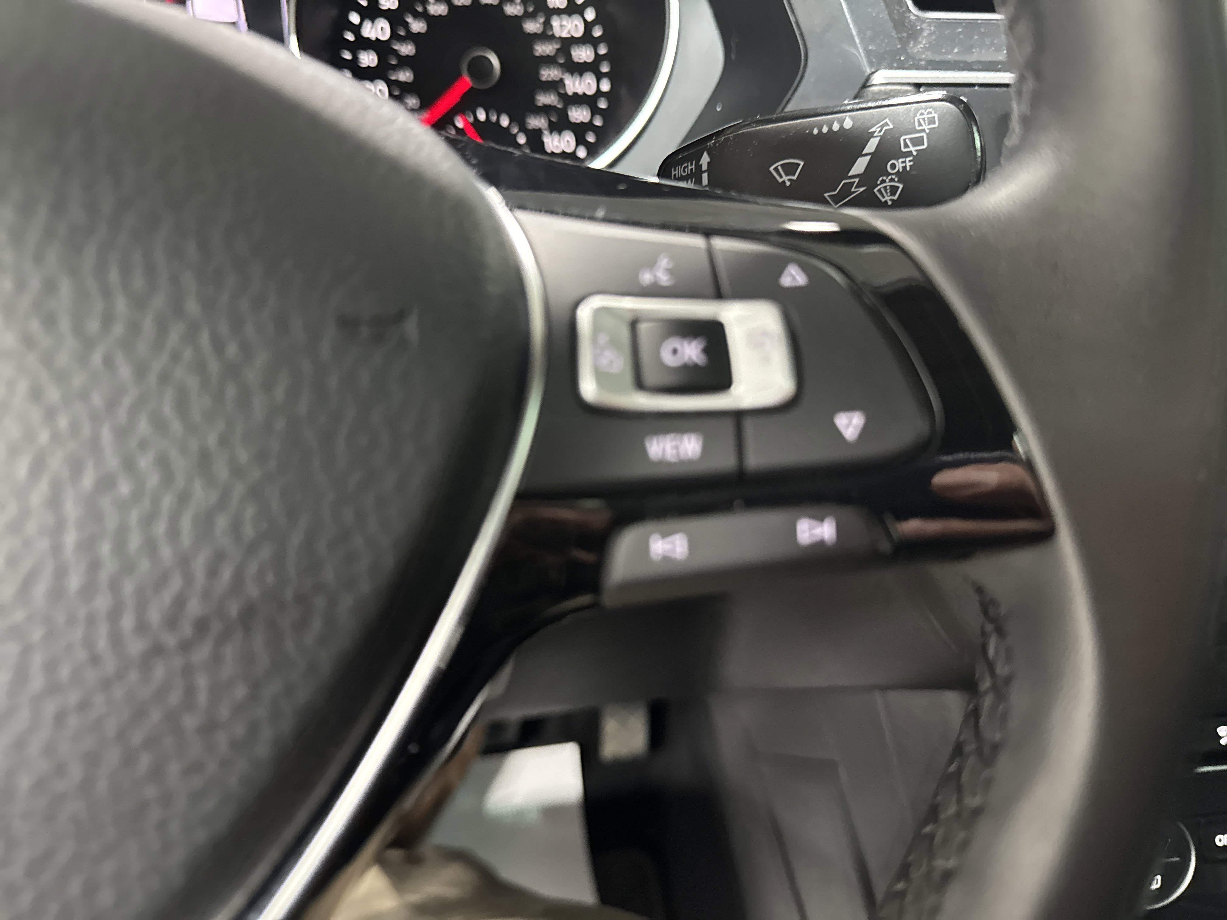 Used 2020 Volkswagen Tiguan SE w/ Panoramic Sunroof Package image 18