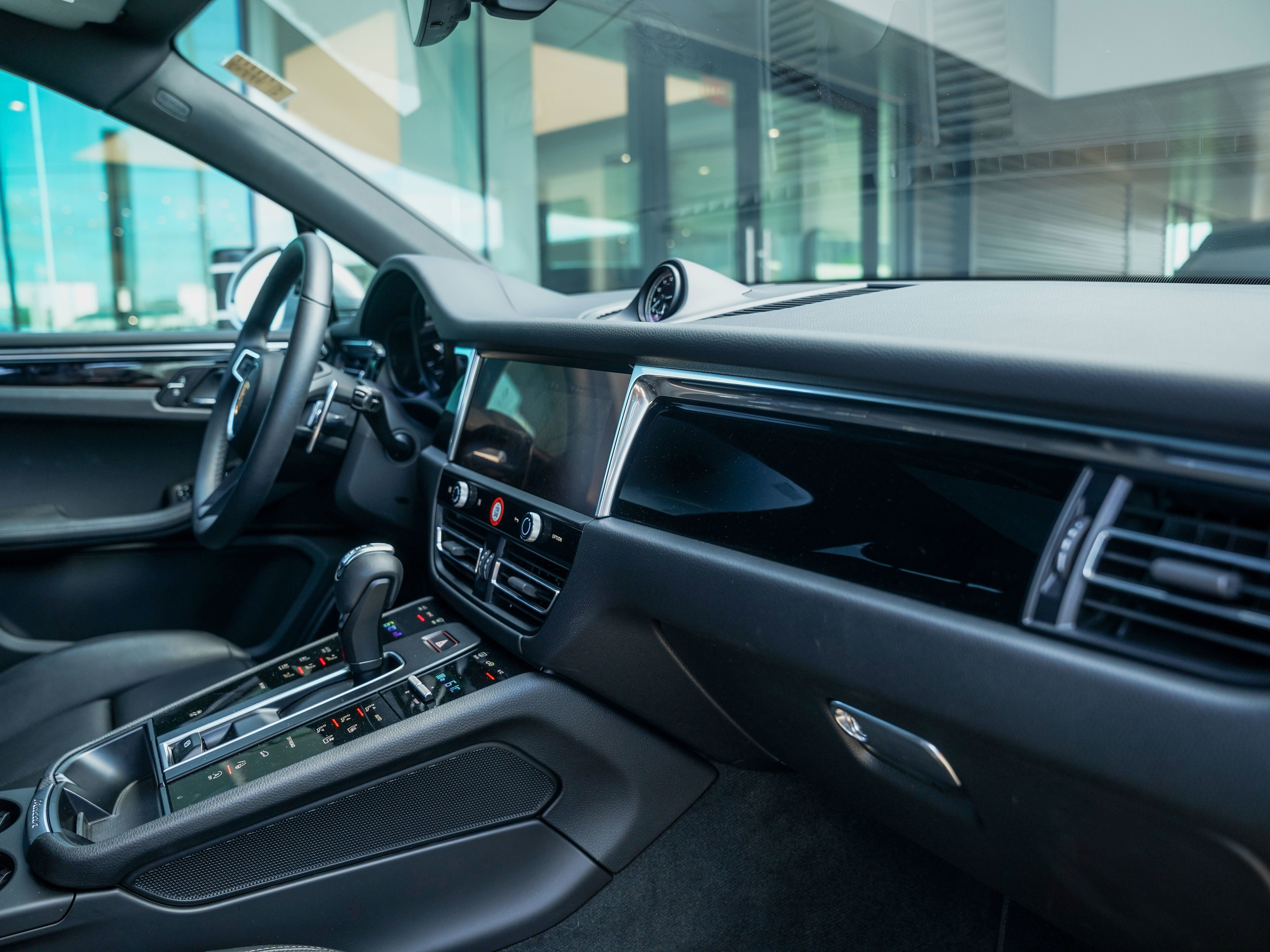 Certified 2025 Porsche Macan image 31