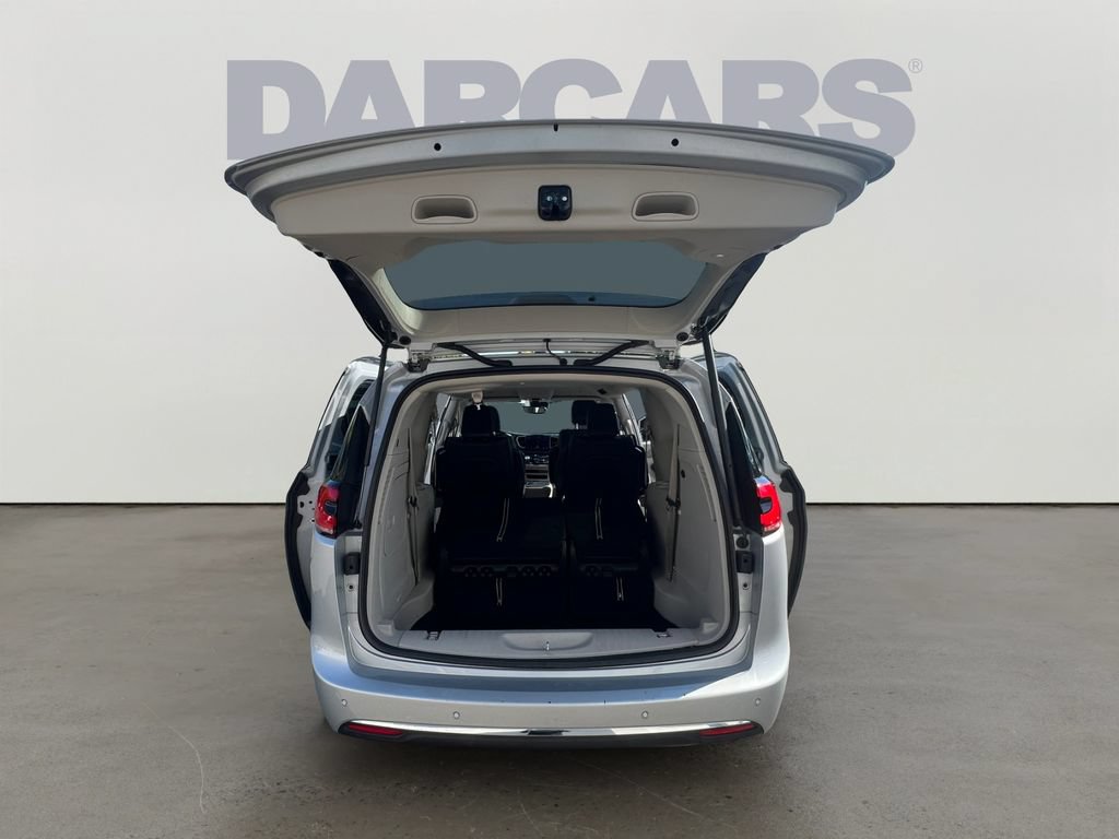 Used 2024 Chrysler Pacifica Limited FWD image 30