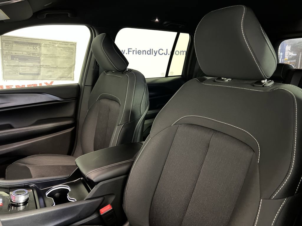 New 2025 Jeep Grand Cherokee Laredo image 13