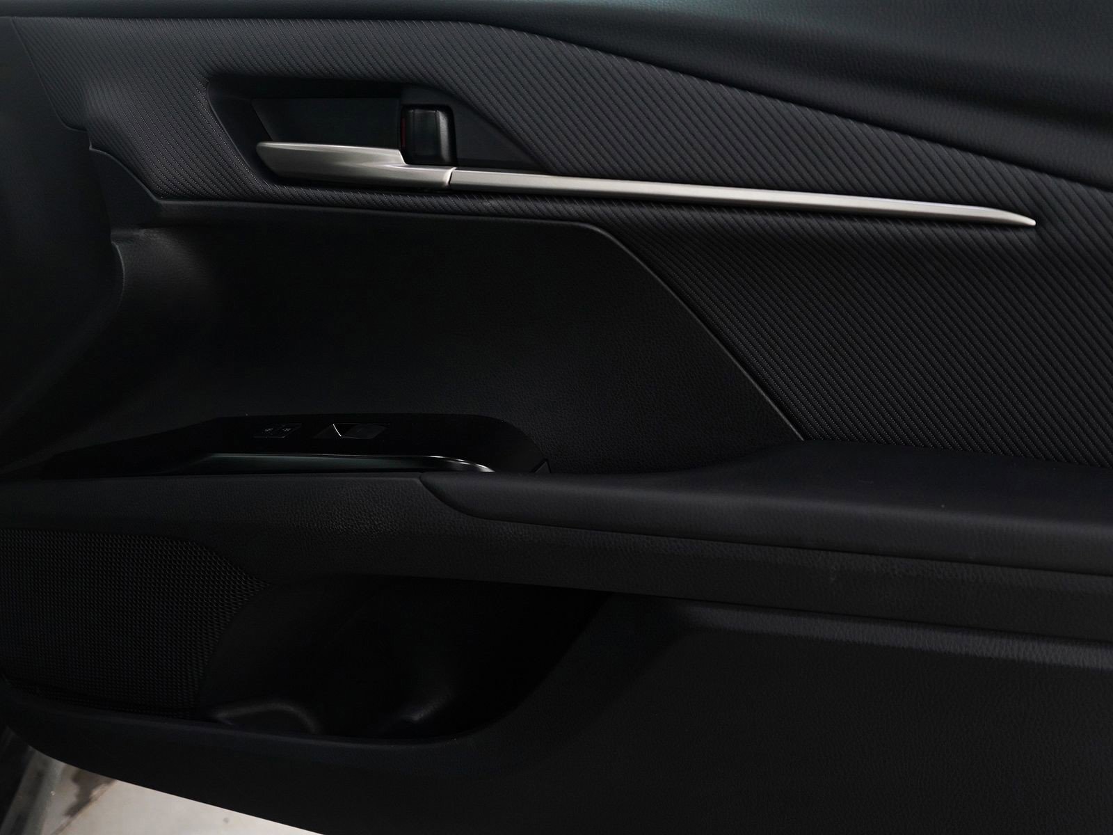 Used 2025 Toyota Camry SE image 9