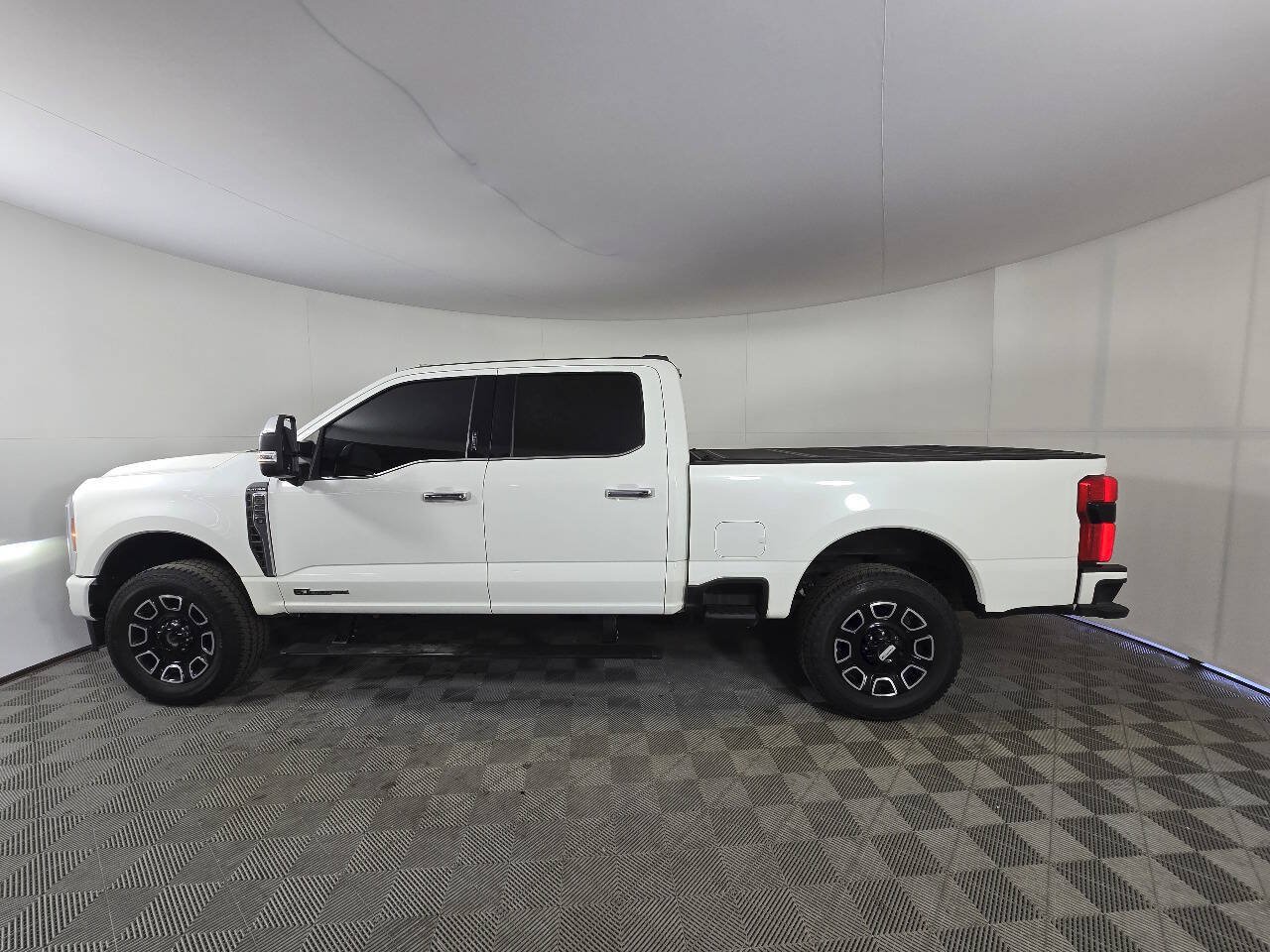 Used 2023 Ford F250 Platinum w/ FX4 Off-Road Package AWD/4WD image 6