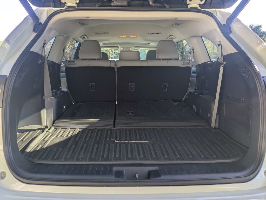 Used 2020 Toyota Highlander XLE AWD/4WD image 17