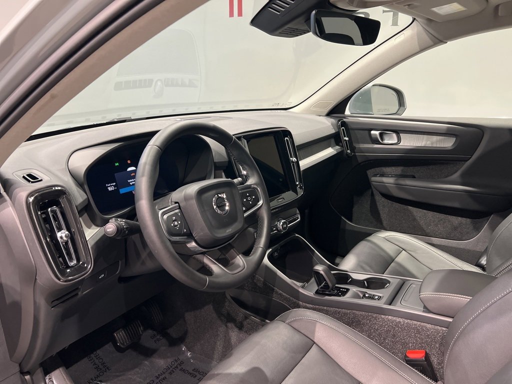 Used 2025 Volvo XC40 B5 Core image 13