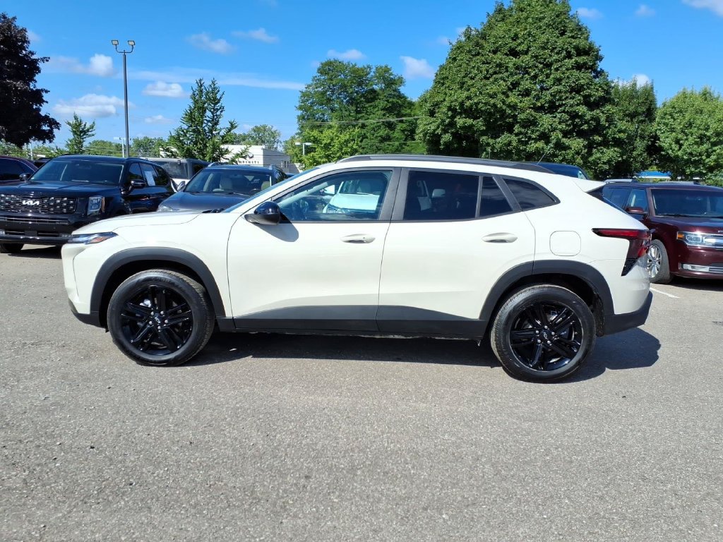 Used 2026 Chevrolet Trax ACTIV w/ Sunroof Package FWD image 2