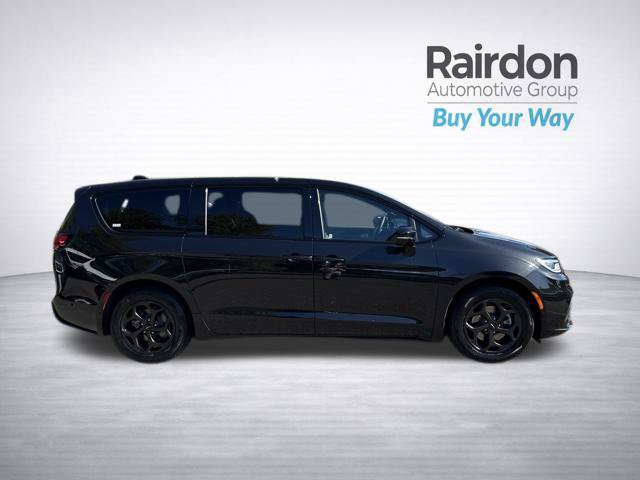 Used 2023 Chrysler Pacifica Limited w/ S Appearance Package FWD image 8