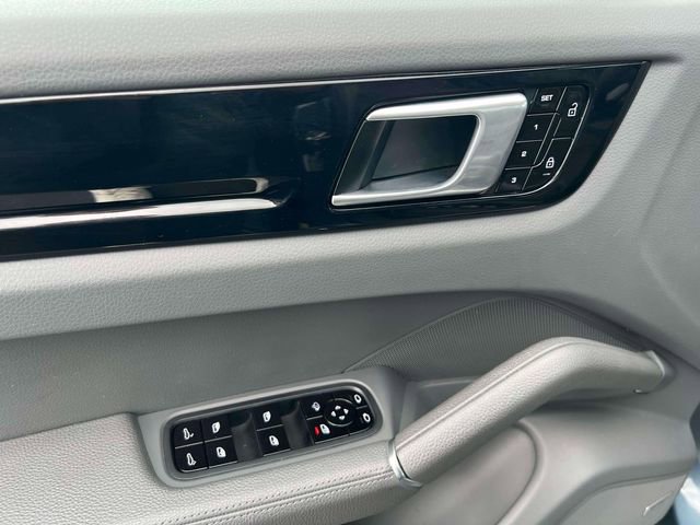 Used 2020 Porsche Cayenne AWD/4WD image 30