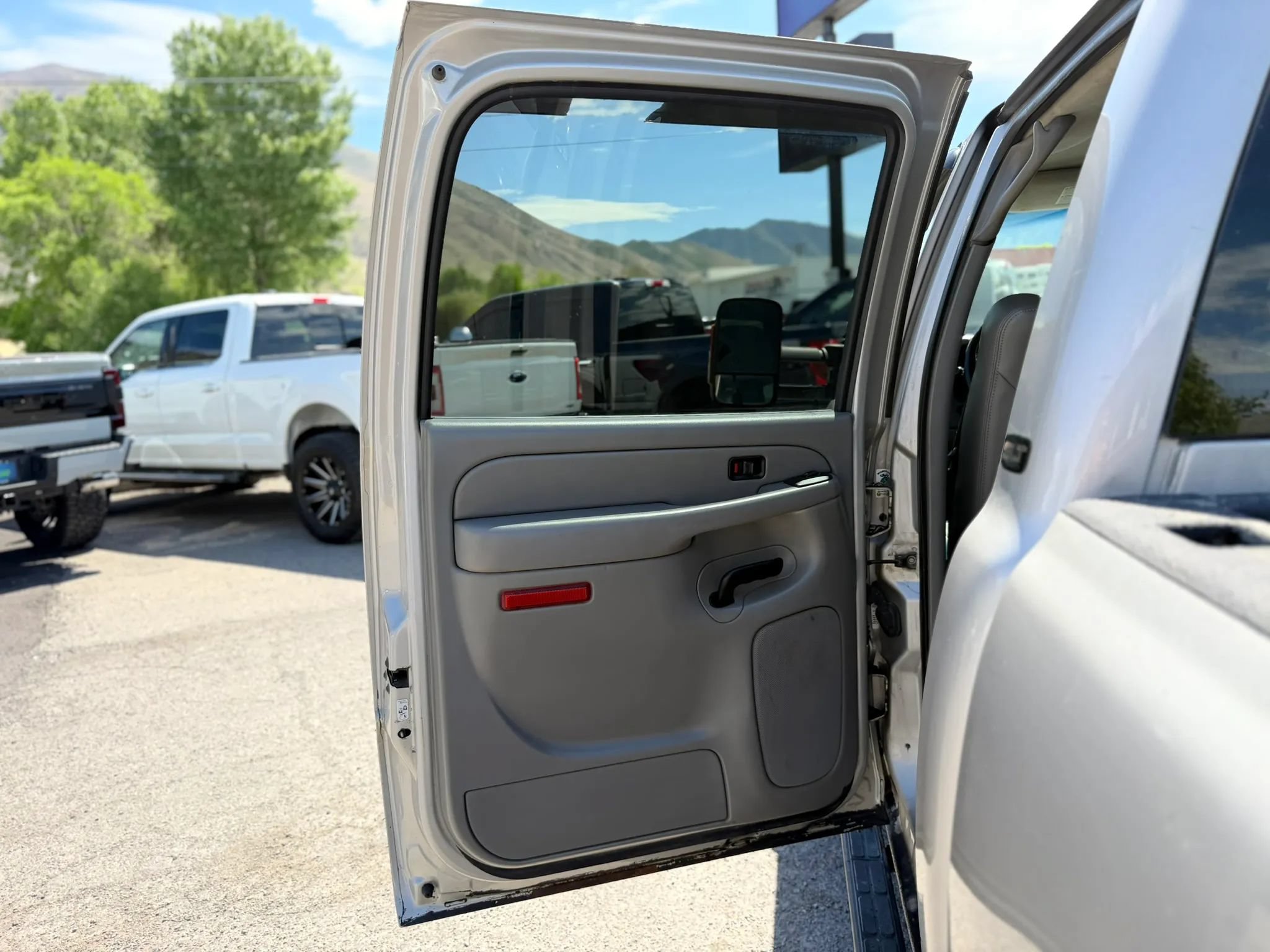 Used 2006 GMC Sierra 2500 SLT w/ Heavy-Duty Power Package AWD/4WD image 23